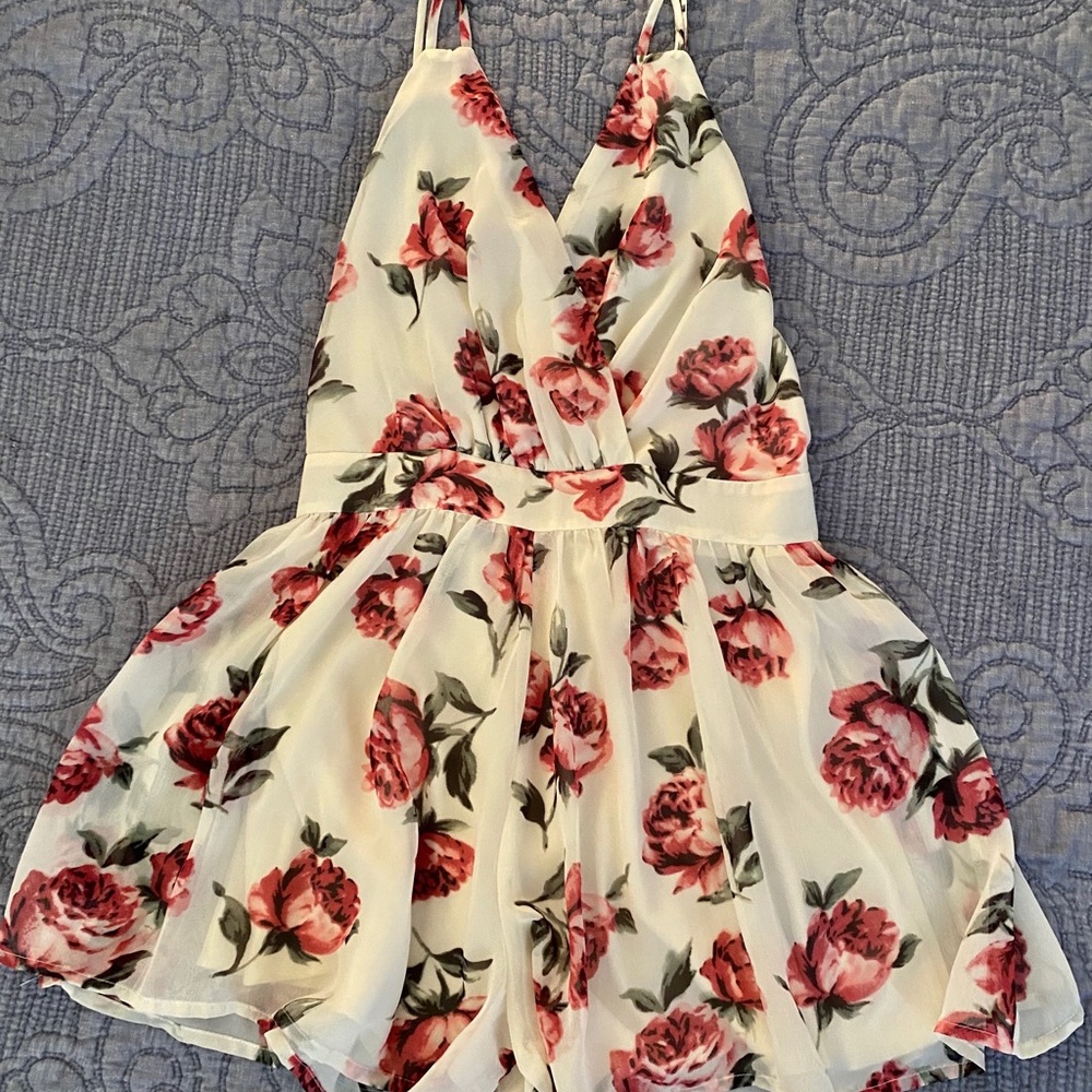 Dainty hooligan - Chic Rose Romper